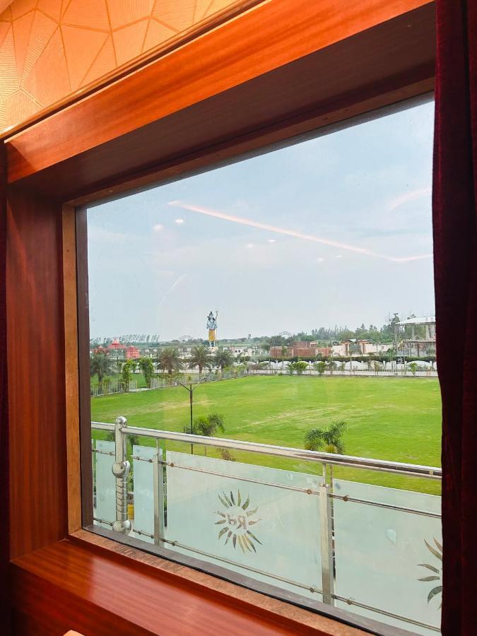 Royal Heritage Hotel & Resort Ayodhya Екстер'єр фото