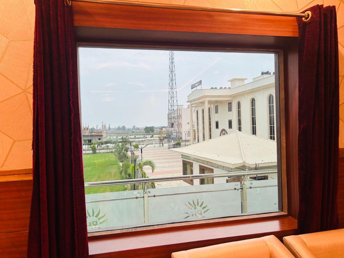 Royal Heritage Hotel & Resort Ayodhya Екстер'єр фото